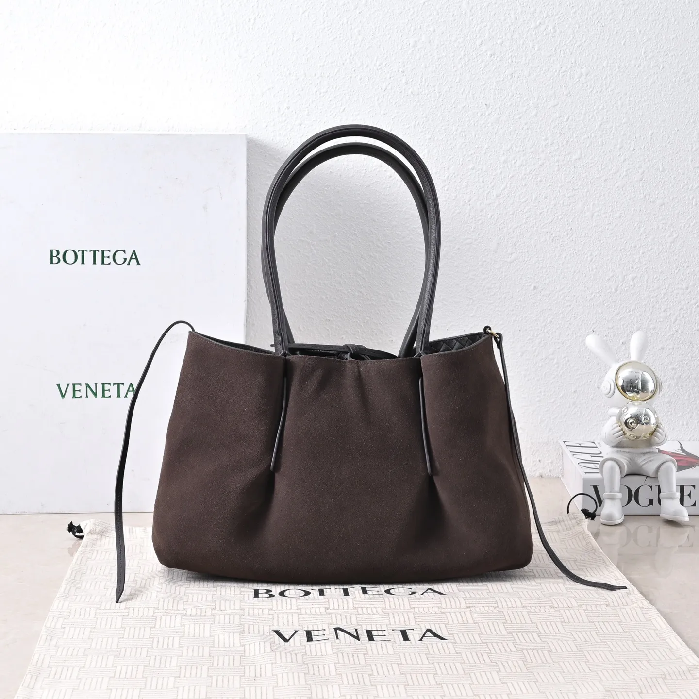 Batch 1860 Bv 2025 early spring series Pinacoteca medium tote handbag. The front is made of classic Intreccia woven cow leather. It is low-key and luxurious. The flip side is made of warm suede. It instantly switches to a lazy and casual style. It has a large interior capacity. It is no pressure to carry a computer for commuting. It is also thoughtfully matched with a small detachable bag. It is full of security. The woven texture is so delicate that you can't put it down. The highlight is that it is super versatile. Come and get your new bag😝 Model: 4371 Size: 34*20*14cm